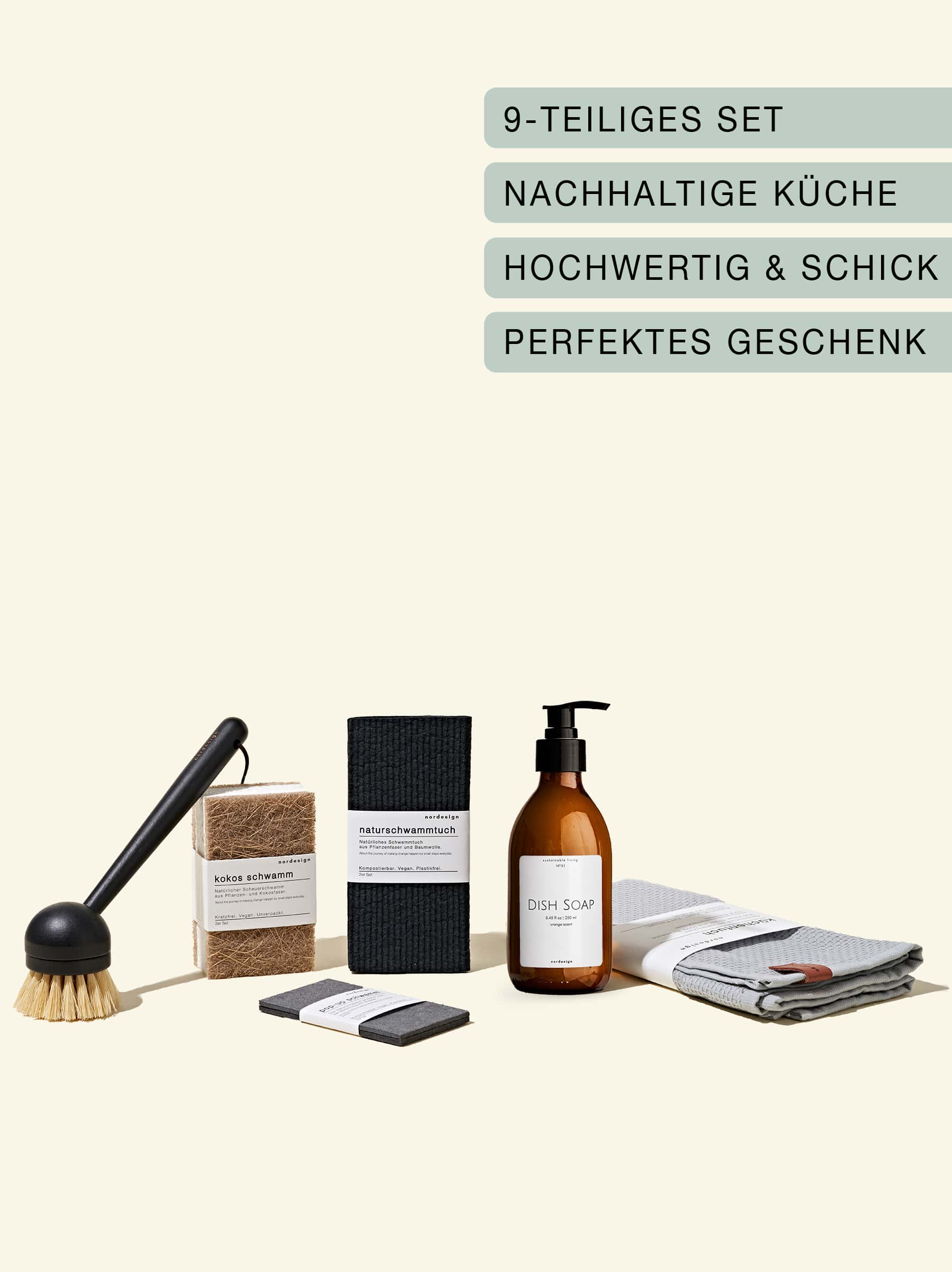 Nachhaltige Küchenutensilien, wie Naturschwämme und biologisch abbaubares Spülmittel oder natürliche Spülbürsten