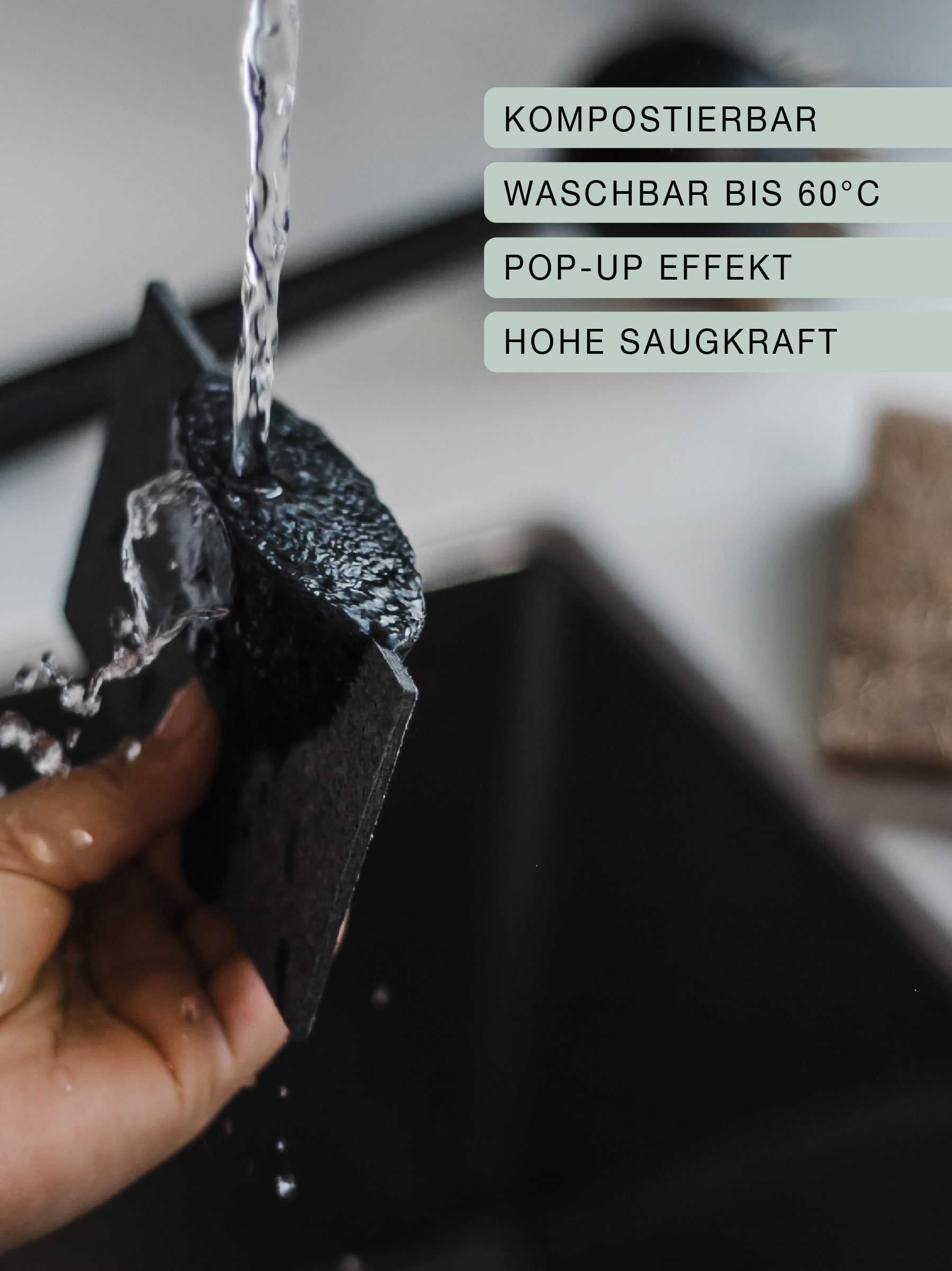 Schwarzer Pop-Up Küchenschwamm unter Wasser