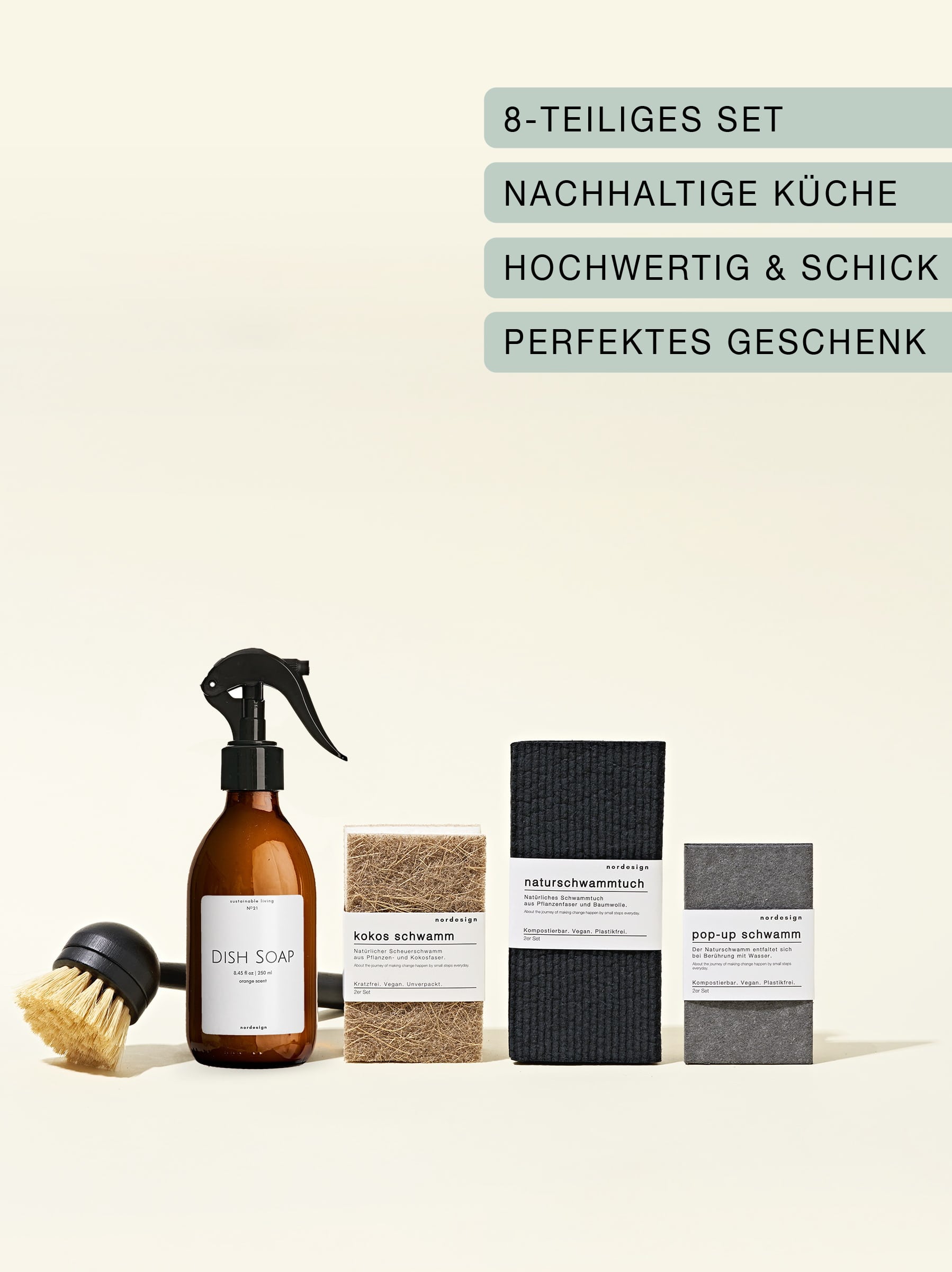 Nachhaltiges Küchenset, wie Naturschwämme und biologisch abbaubares Spülmittel oder natürliche Spülbürsten
