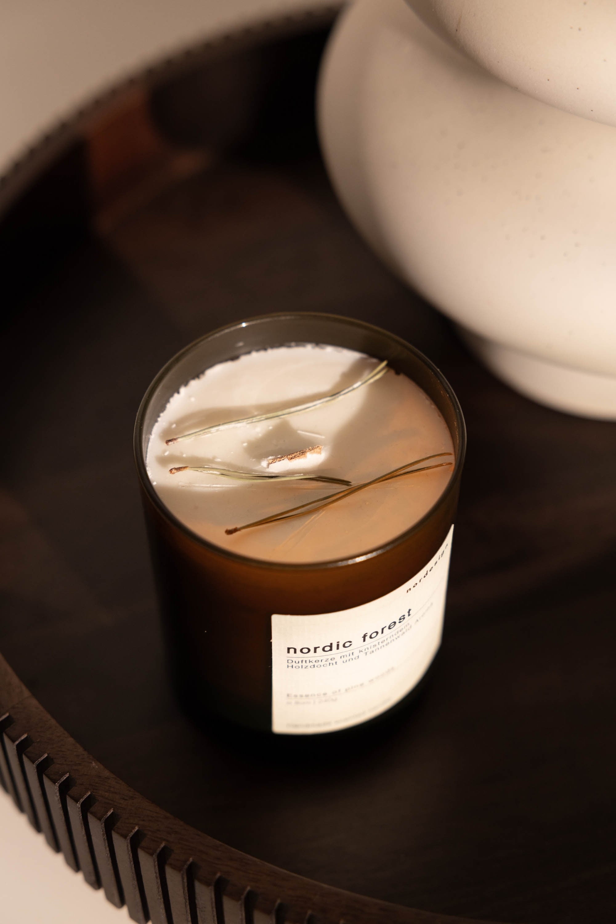 Duftkerze mit knisterndem Holzdocht