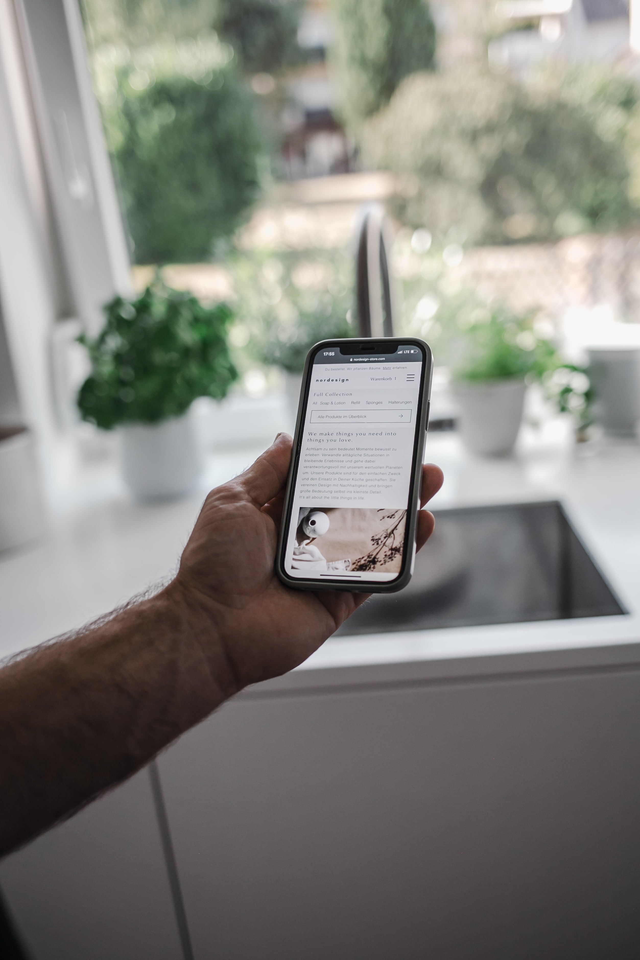 Smartphone mit nordesign Website in der Küche
