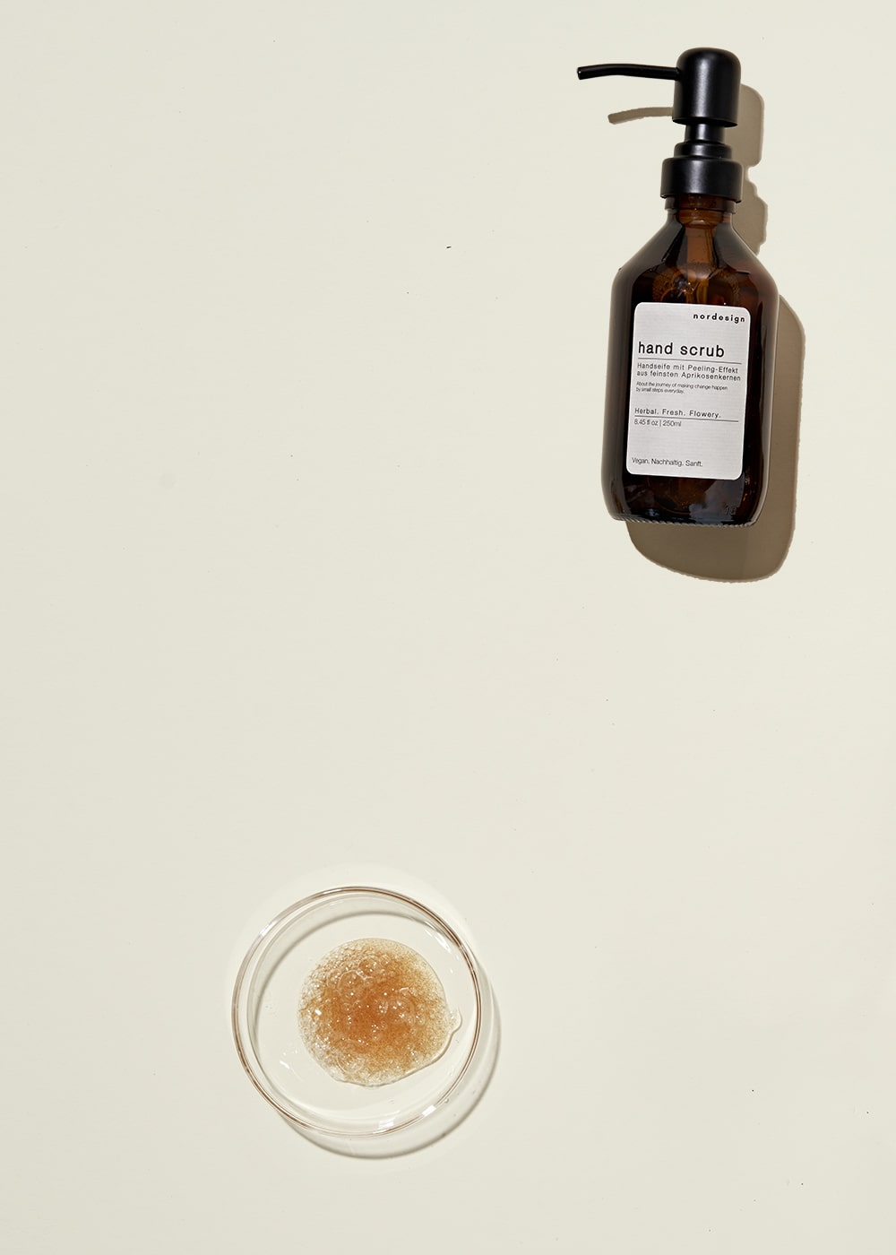 Handseife, Hand Soap Scrub, mit Peeling-Effekt in nachhaltiger Glasflasche im schönen Design