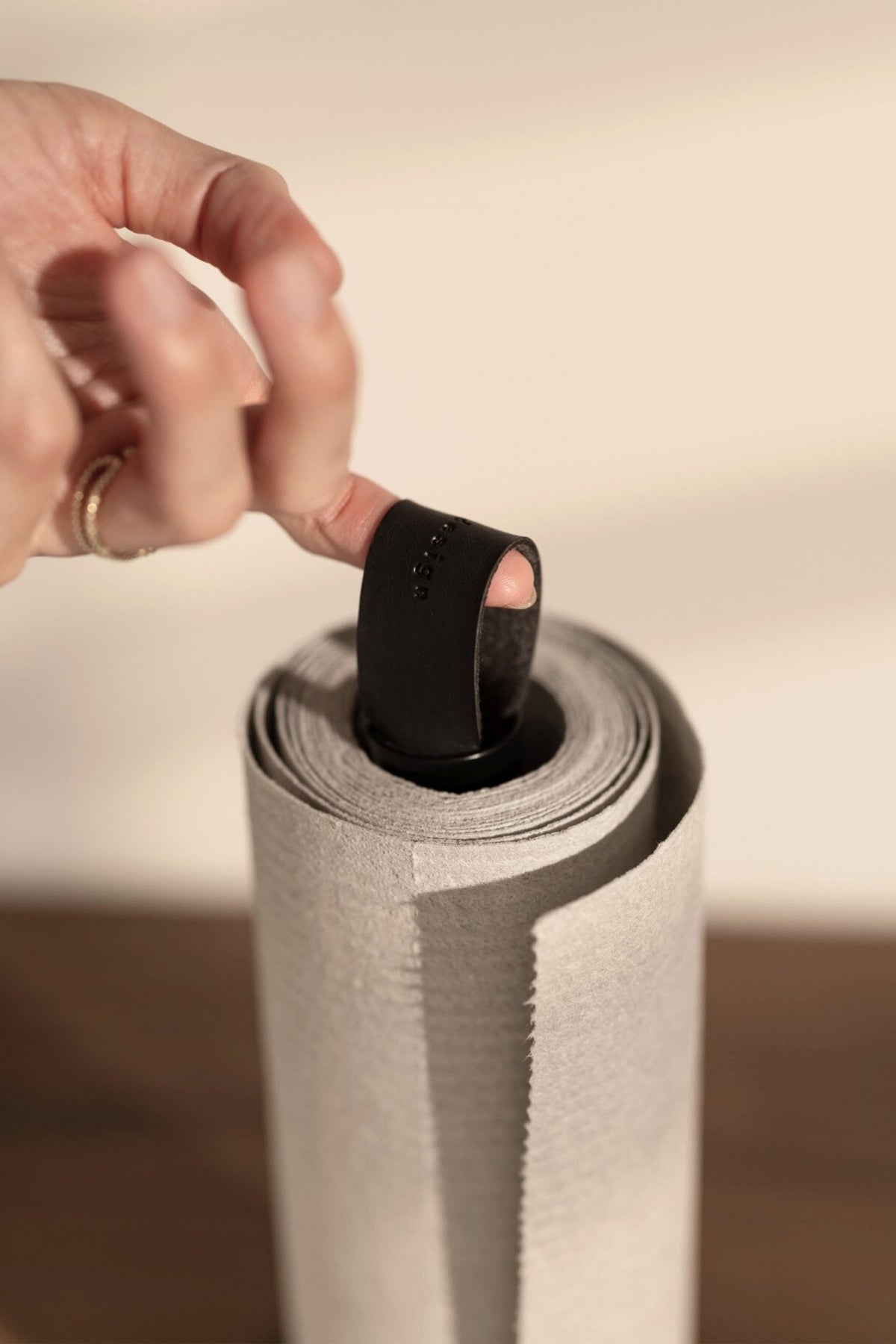 nordesign Küchenrollenhalter stehend: Schwarz, weiß, Greige aus Metall