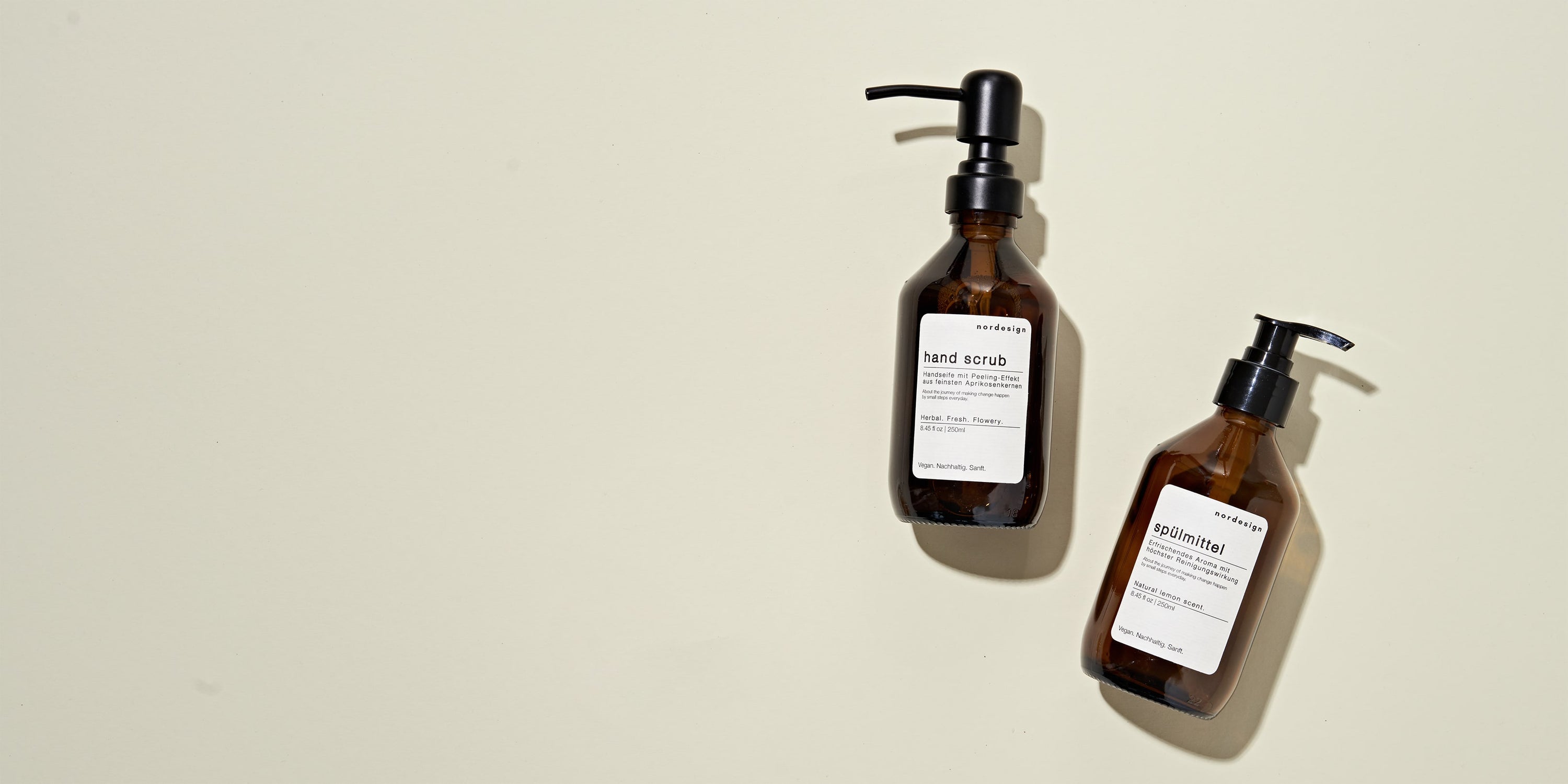 Handseife mit Peeling-Effekt und Spülmittel in Glasflaschen und Pumpspender
